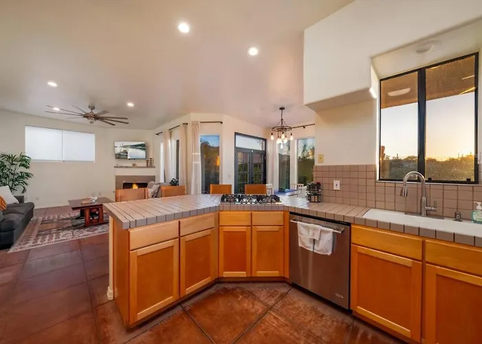 Catalina Foothills And Mountain Views, 3 Bedroom 2 Ba, Garage Tucson