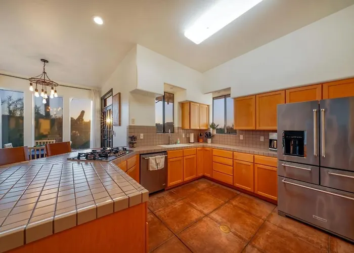 Catalina Foothills And Mountain Views, 3 Bedroom 2 Ba, Garage Tucson